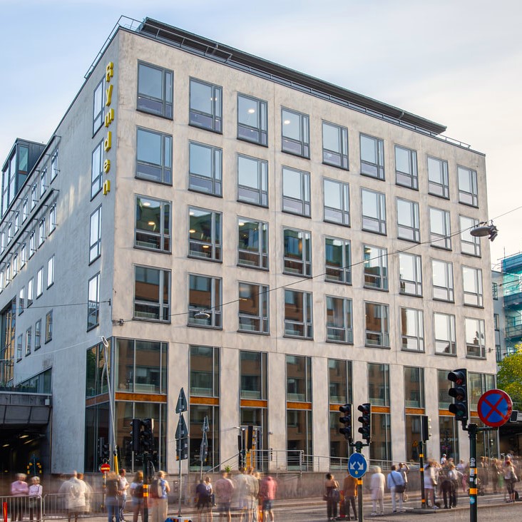 a large building with many windows